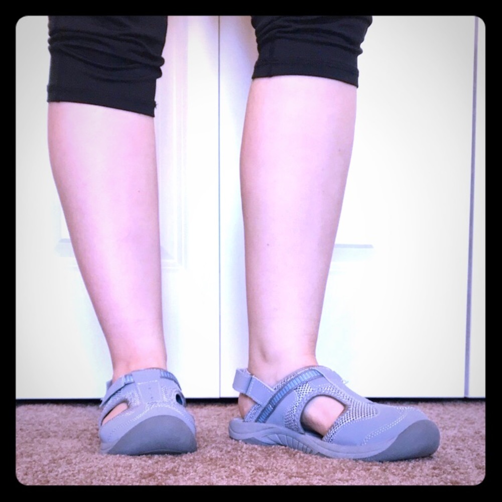 Khombu • Slip on Athletic Shoes